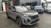 Nuova Peugeot 2008 colore Grigio Selenium. Vista anteriore laterale