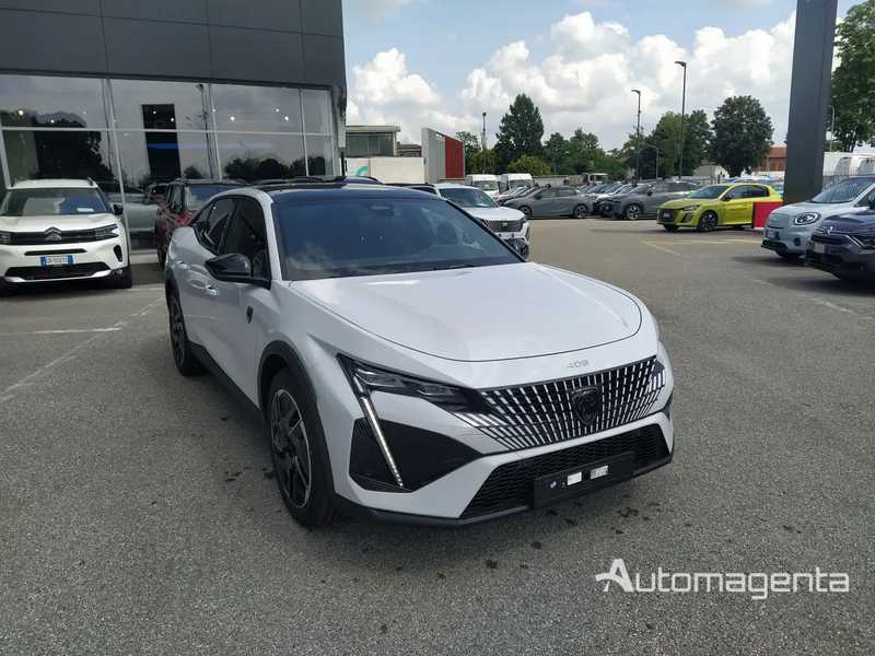 Nuova Peugeot 408 colore bianco. Vista anteriore laterale
