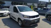 Furgone Kmo combo cargo colore bianco. Vista laterale anteriore.