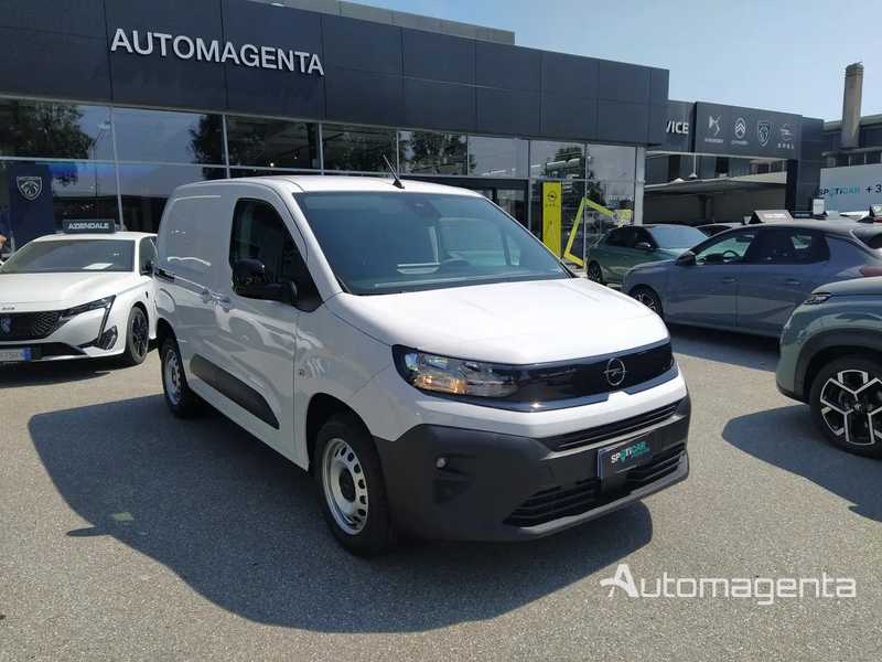 Furgone Kmo combo cargo colore bianco. Vista laterale anteriore.