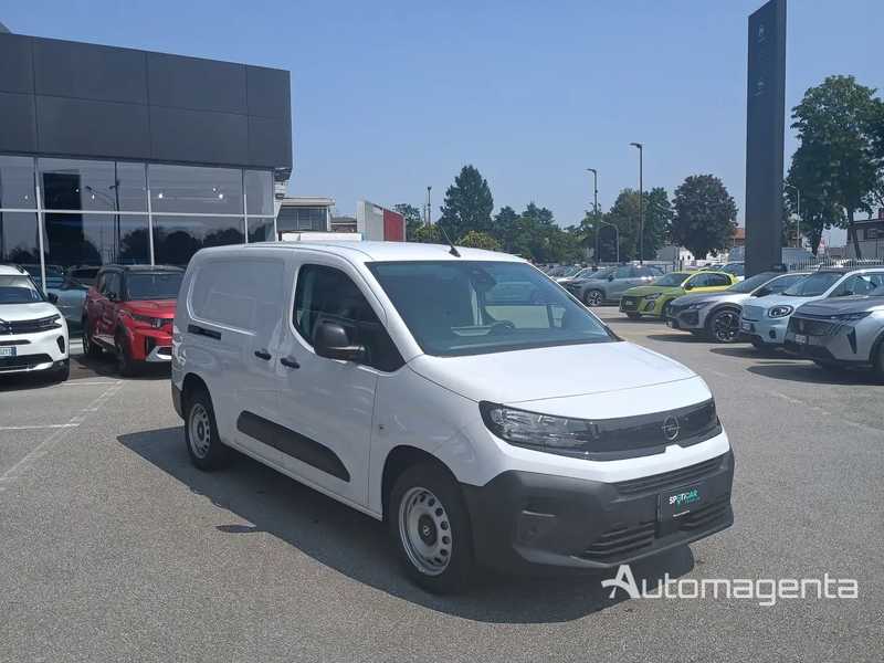 Opel combo cargo km0. Colore bianco. Vista laterale anteriore