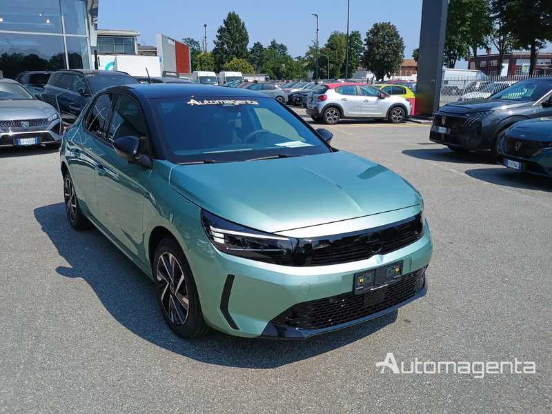 opel corsa nuova colore verde. Vista laterale anteriore