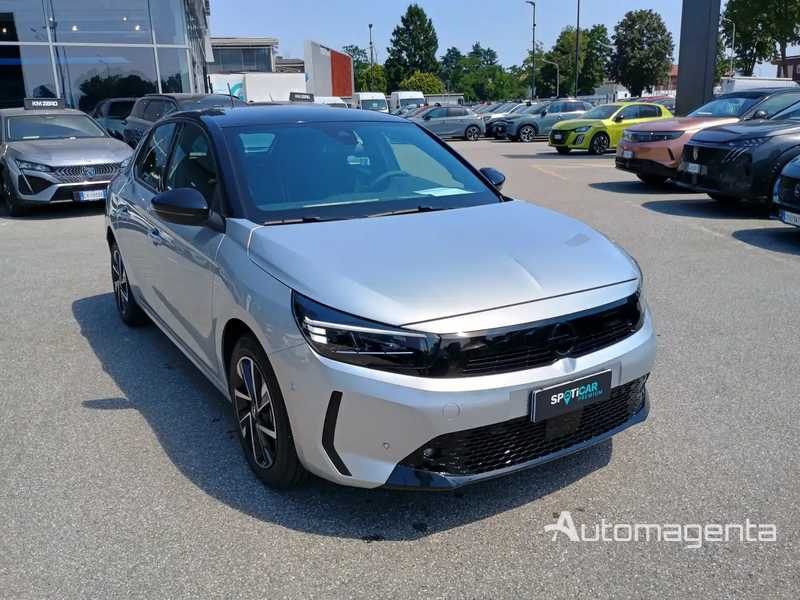 corsa usata colore grigio. Veduta laterale anteriore