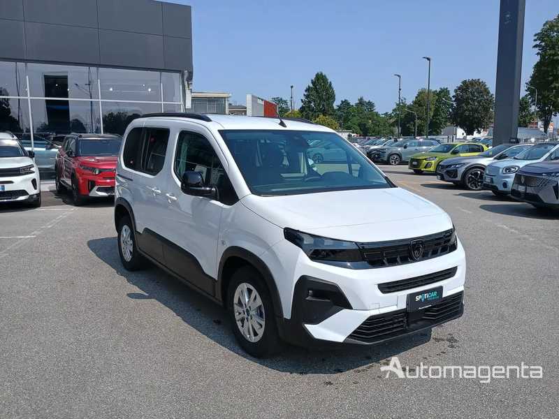 Peugeot Rifter km0 colore bianco. Vista anteriore laterale