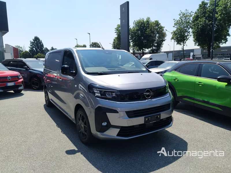 Opel vivaro Km0 colore grigio. Vista anteriore laterale