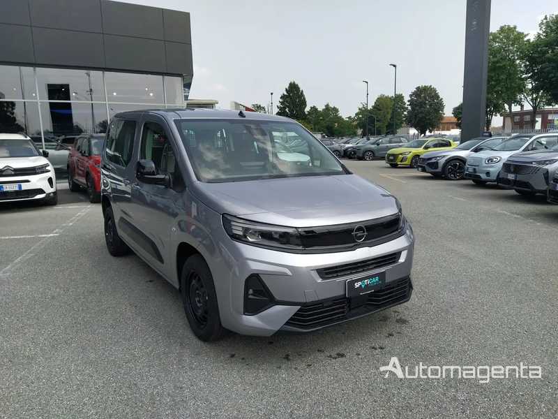 Opel Combo Life colore argento. Vista anteriore laterale