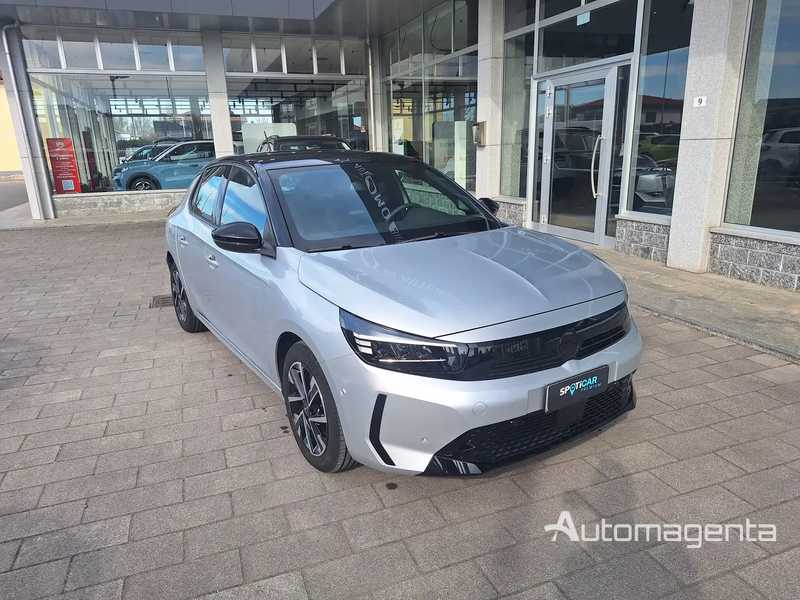 Opel Corsa usata colore argento. Vista anteriore laterale