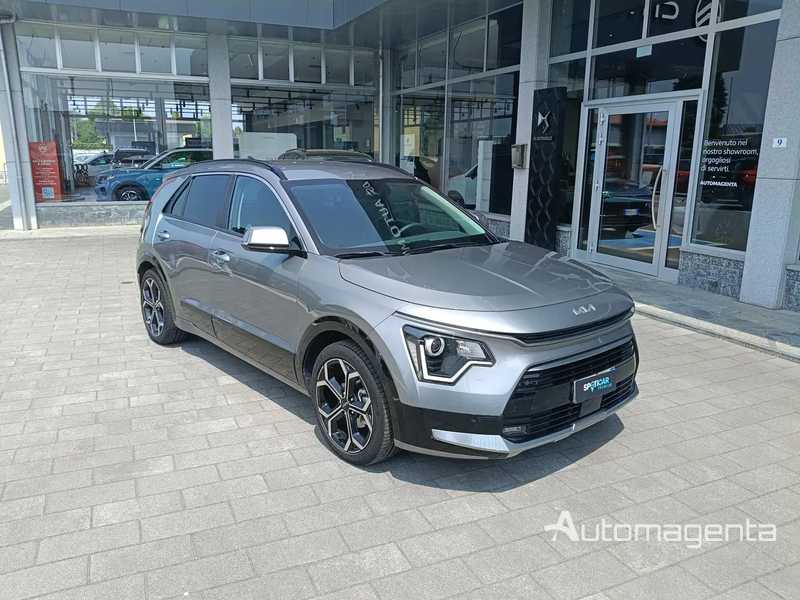 Kia Niro usata colore Argento. Vista laterale anteriore