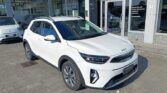 Kia stonic usata. Colre bianco. Vista laterale anteriore
