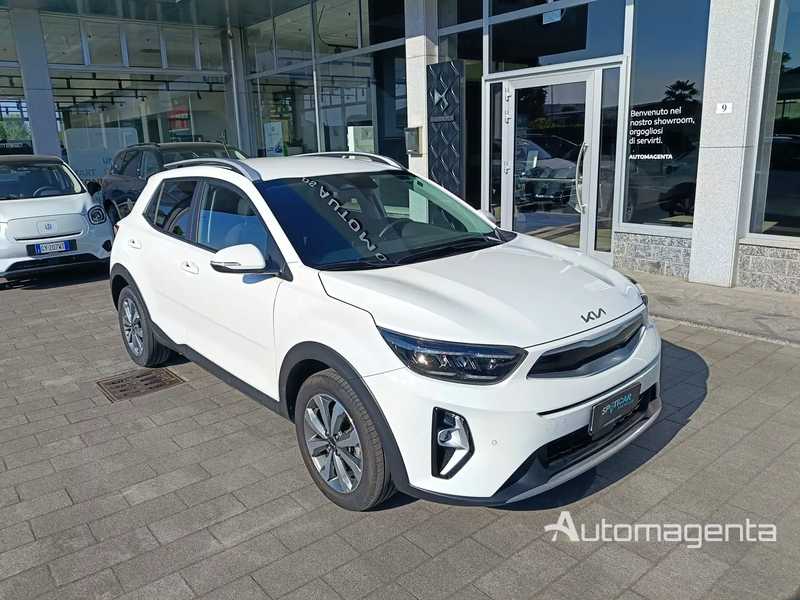 Kia stonic usata. Colre bianco. Vista laterale anteriore